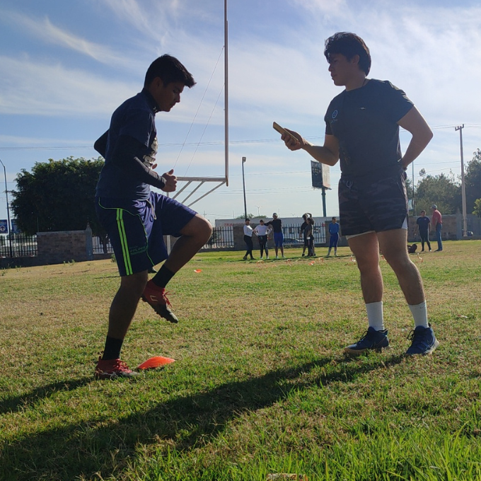 Fede valorando adolescentes de futbol americano