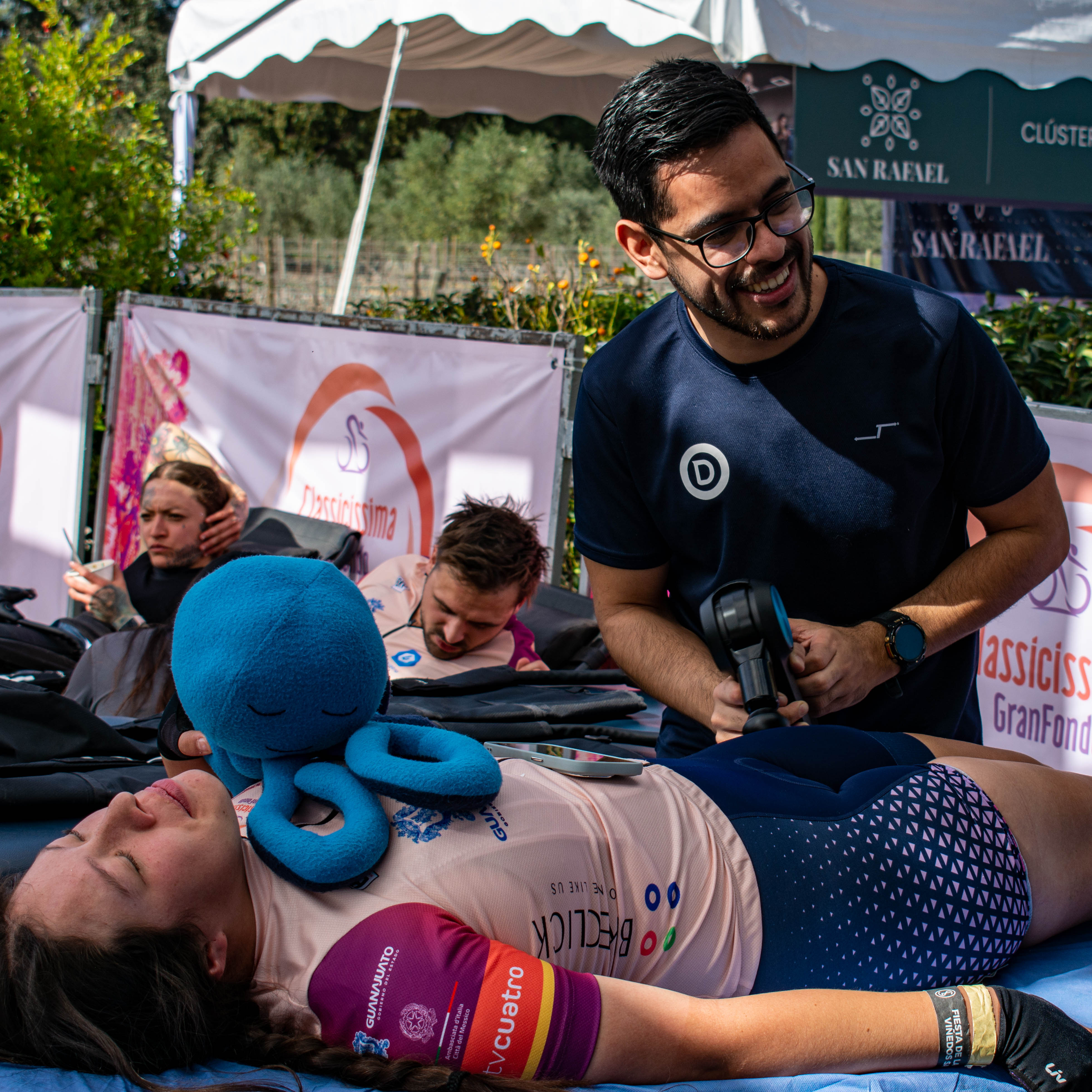 Descarga muscular con percusion y pistola neumatica